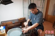 万年历表成都“90后”小伙“十年磨一剑”：从爱好者到守艺人 传播中国文化